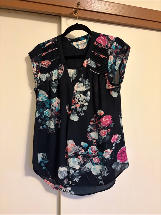 Black Rainn Tops - EUC | Black Rainn Navy Floral Pintuck Cap-Sleeve Top